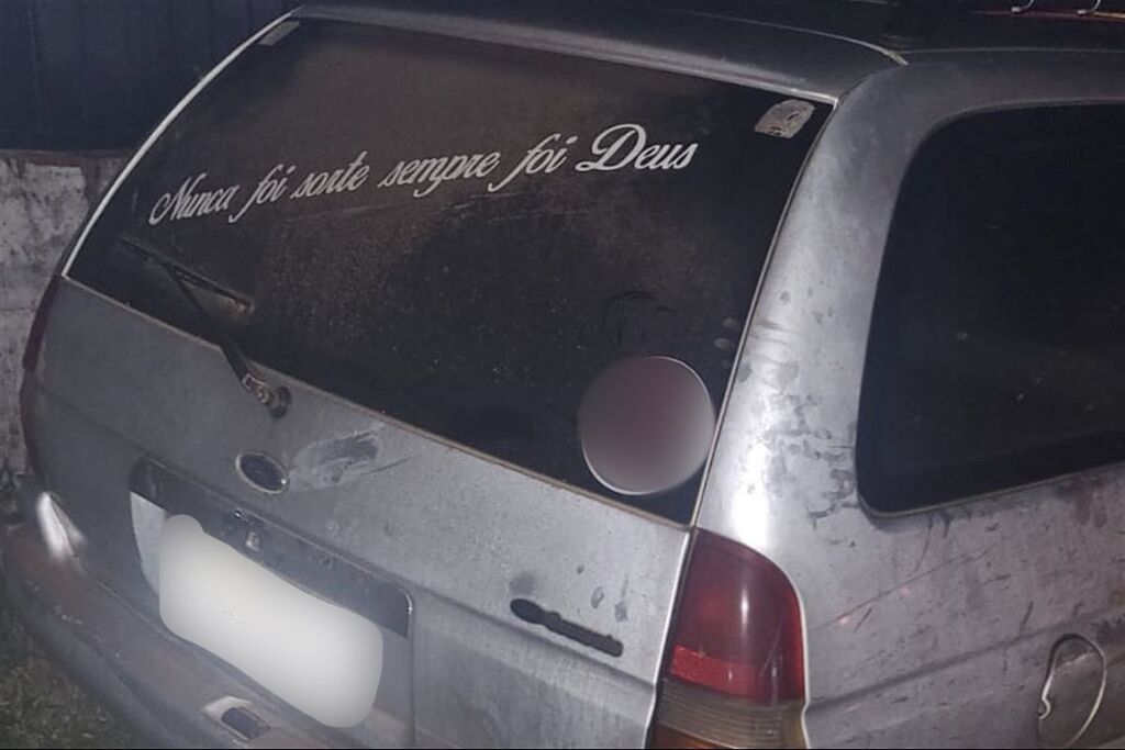 Foto: Brigada Militar - Veículo emplacado em Cruz Alta foi identificado por meio de um adesivo para-brisa traseiro