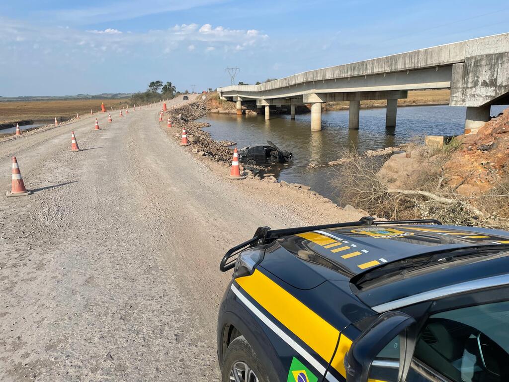 Carro sai da pista e deixa duas pessoas feridas na BR-287, no desvio da ponte sobre o Rio Toropi
