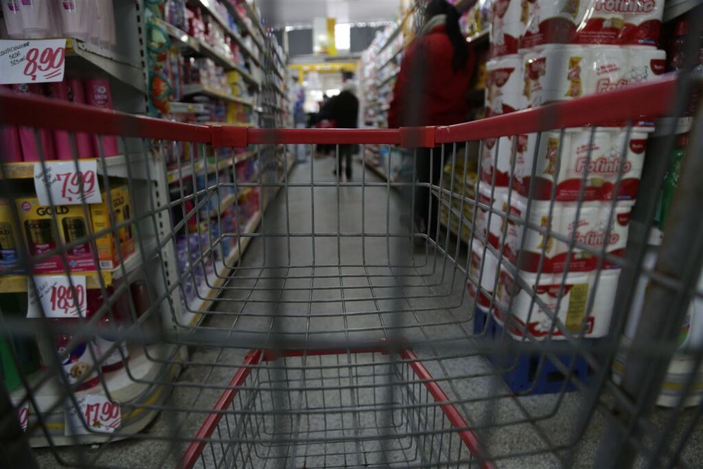 título imagem Jovem é detida após ser flagrada furtando produtos em supermercado de Santa Maria