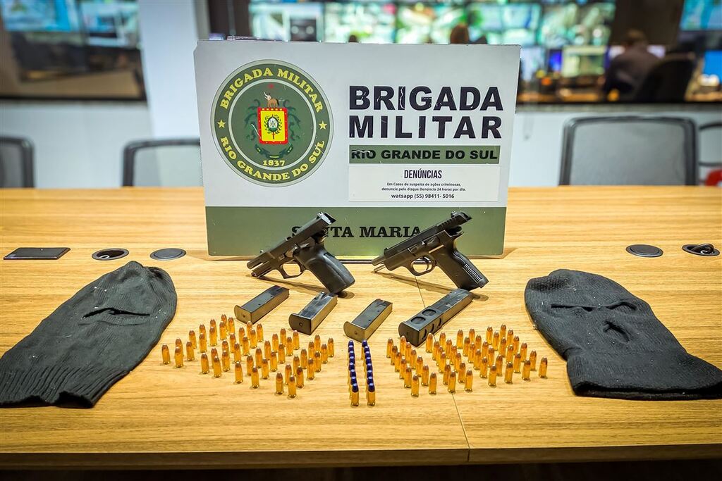 Jovem é preso e adolescente apreendido após disparos de arma e incêndio em residência em Santa Maria Jovem é preso e adolescente apreendido após disparos de arma e incêndio em residência em Santa Maria