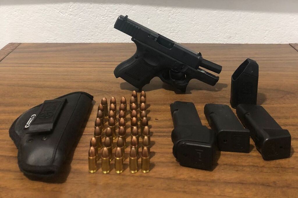 Galeria de imagens: Uma pistola Glock, carregadores e munições foi encontrada com o homem que estava foragido da justiça