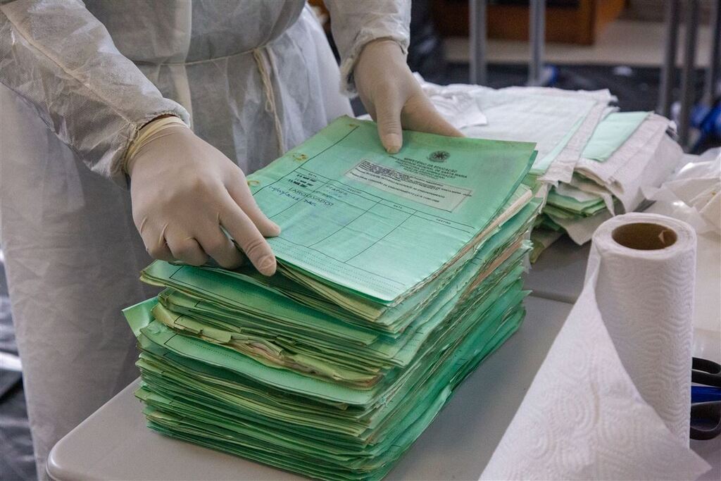 Brasão pintado a mão está entre os documentos salvos do arquivo da UFSM; trabalho de recuperação pode levar até cinco anos