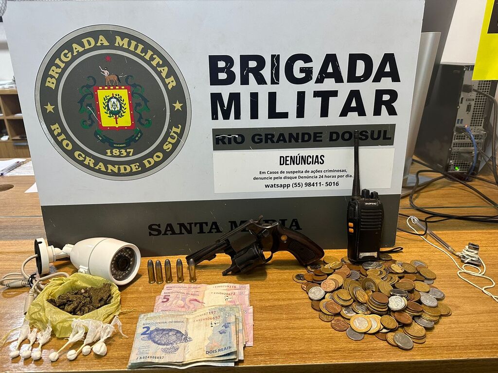 Jovem é preso com arma e drogas no Bairro Nova Santa Marta em Santa Maria Jovem é preso com arma e drogas no Bairro Nova Santa Marta em Santa Maria