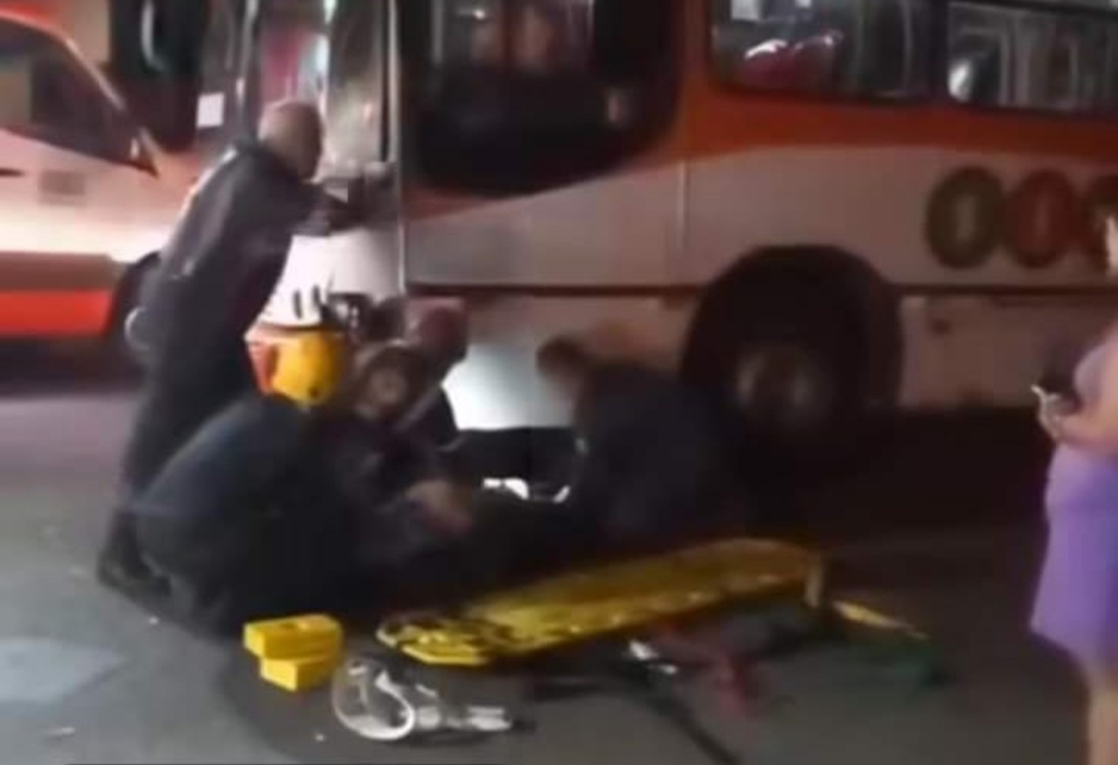 Acidente de trânsito entre ônibus e motocicleta deixa motociclista em estado grave em Santa Maria Acidente de trânsito entre ônibus e motocicleta deixa motociclista em estado grave em Santa Maria