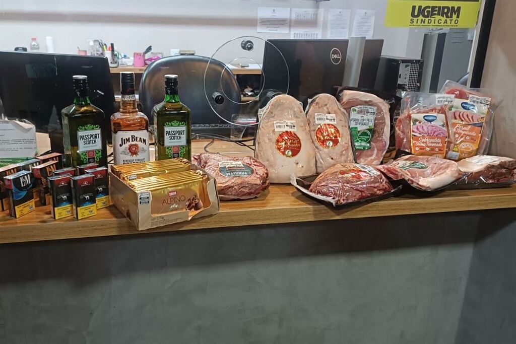 Jovem é preso em flagrante após furtar carnes, cigarros, bebidas e chocolates em supermercado de Santa Maria Jovem é preso em flagrante após furtar carnes, cigarros, bebidas e chocolates em supermercado de Santa Maria