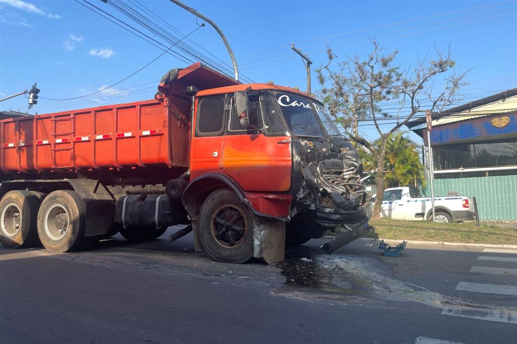 Dois caminhões se envolvem em acidente em Santa Maria nesta segunda-feira