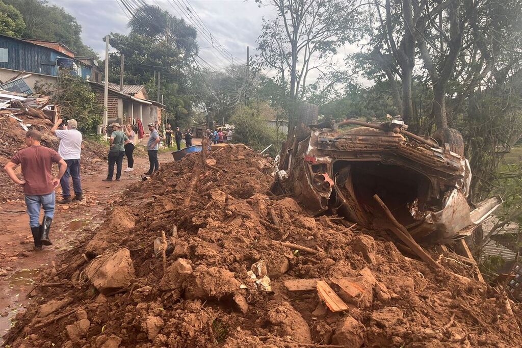 Foto: Rafael Menezes (Arquivo Diário) - Registro durante avaliação técnica do Morro do Cechella, em 6 de maio. Polícia Civil e técnicos da UFSM estiveram presentes.