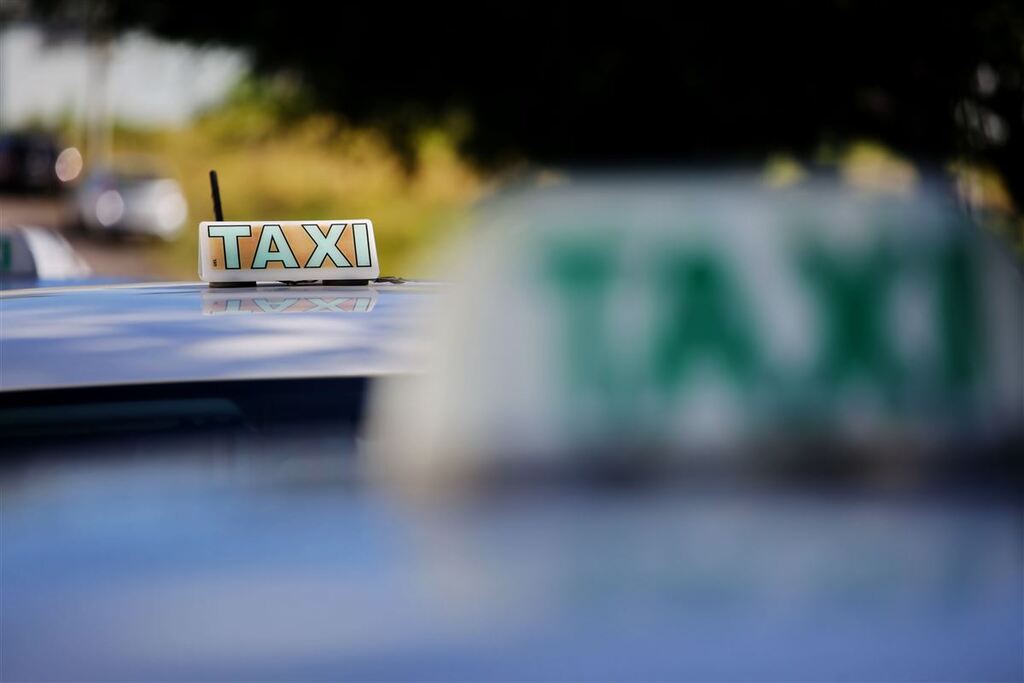 Taxista é assaltado e consegue pegar celular de assaltante durante fuga