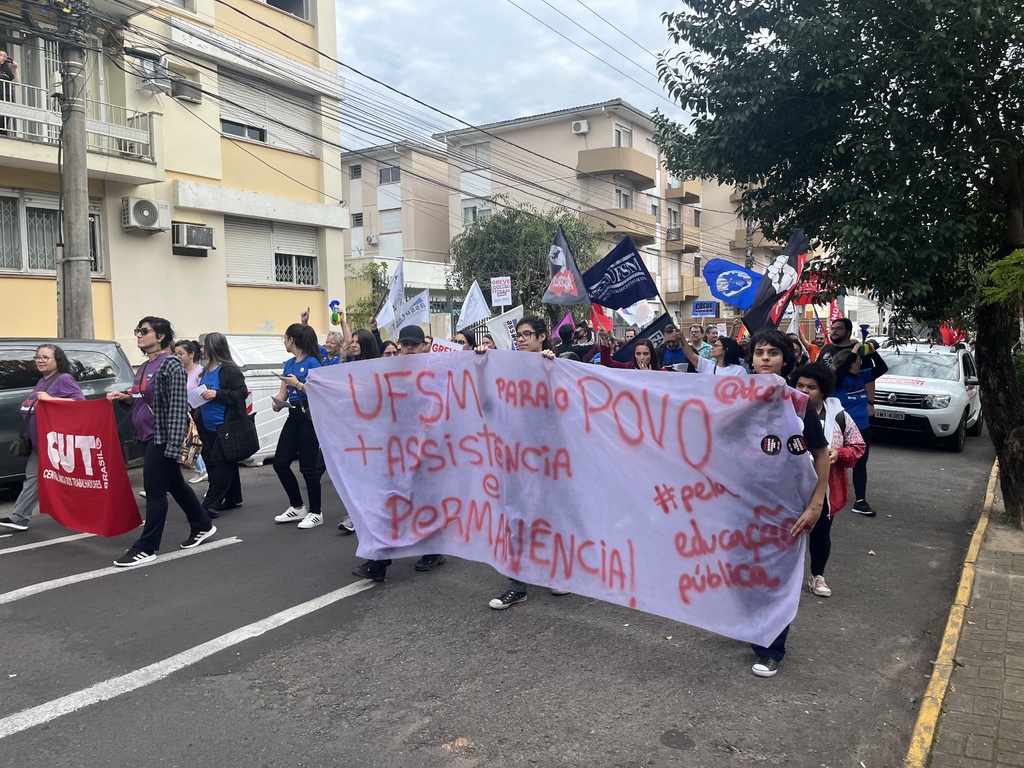  Marcha em defesa da Educação reúne grande público no centro de Santa Maria