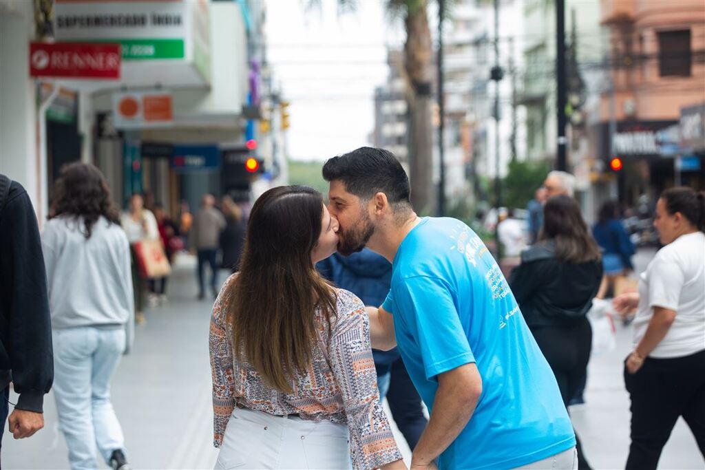 Foto: Beto Albert (Diário) - O casal Lucas Santos, 31 anos, e Francieli Bernardes, 30, caminha no Calçadão