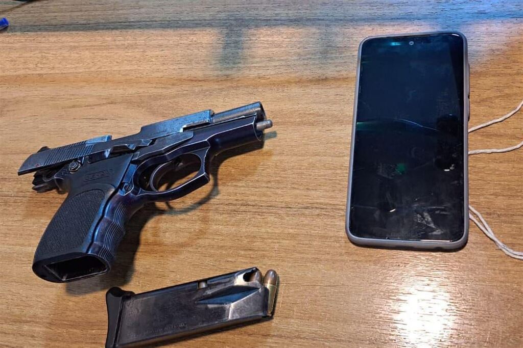 Foto: Brigdaa Militar - Suspeito tentou fugir e foi abordado com uma pistola municiada