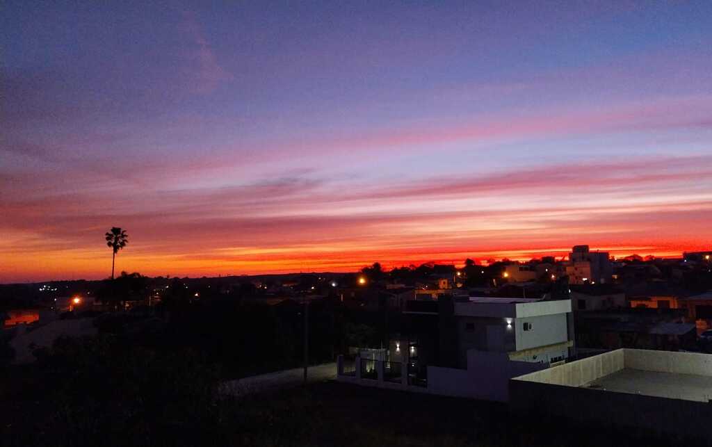 Céu rosado e clima de verão marcam a manhã desta quinta; chuva retorna no sábado