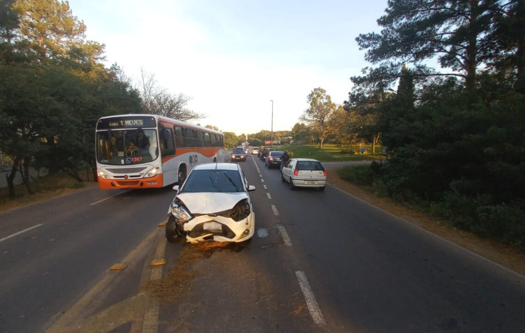 Acidente deixa trânsito congestionado na Faixa Nova na manhã desta sexta