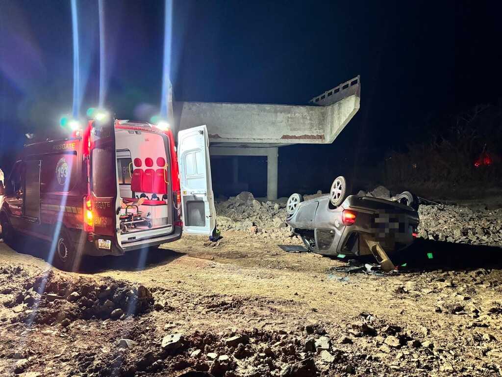 título imagem Veículo cai de ponte e deixa duas pessoas feridas na ERS-348