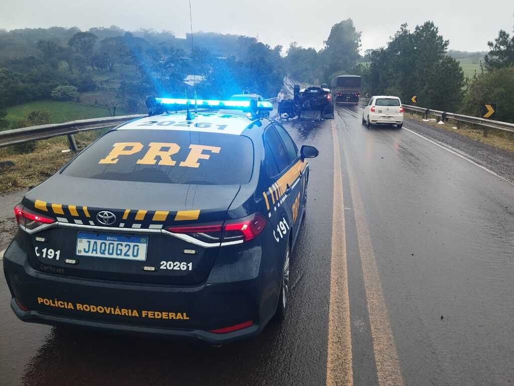 Duas pessoas ficam feridas após veículo aquaplanar e capotar na BR-287, em Santiago Duas pessoas ficam feridas após veículo aquaplanar e capotar na BR-287, em Santiago