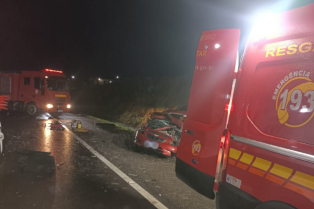 Colisão entre carro e ônibus que transportava time de futsal deixa motorista ferido na BR-392, em São Sepé