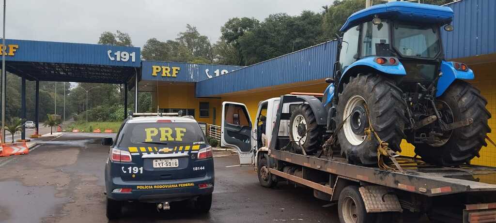 título imagem PRF apreende trator transportado ilegalmente na BR-158, em Cruz Alta
