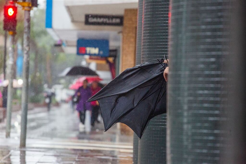 título imagem Defesa Civil emite novos alertas de chuva e vento forte em todo o Estado; confira a situação na Região Central