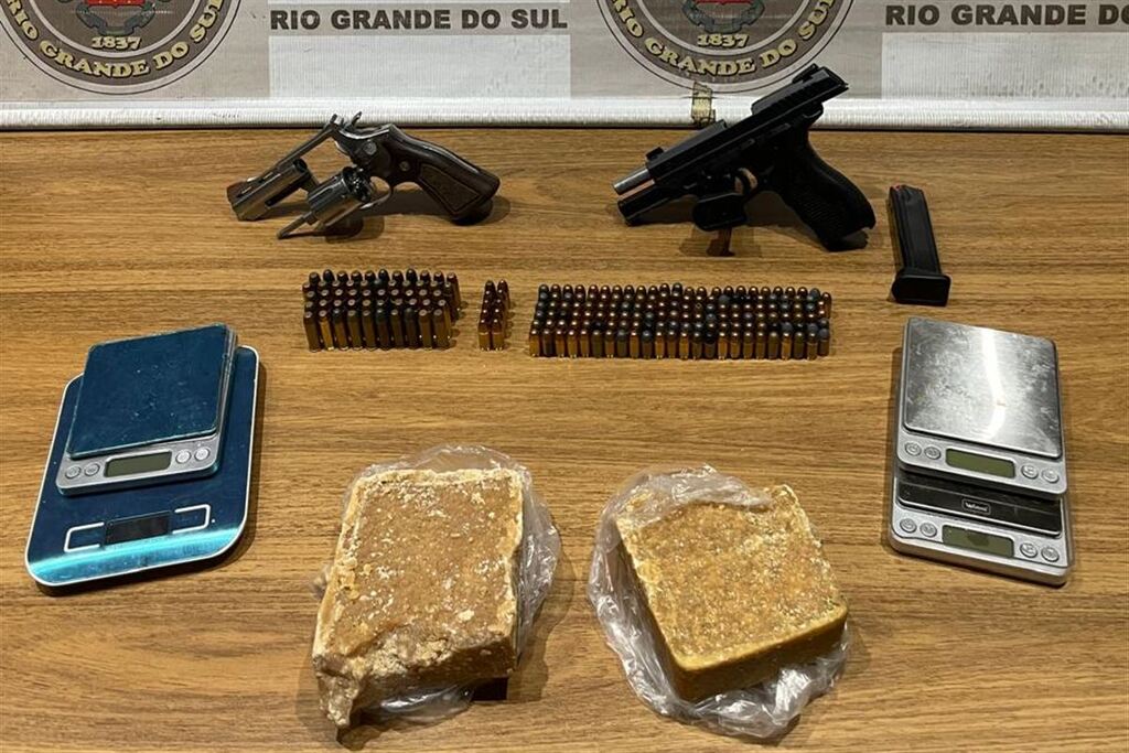 Foto: 2º Batalhão de Polícia de Choque (2ºBPChq) - Material apreendido estava dentro de uma mochila abandonada pelo suspeito