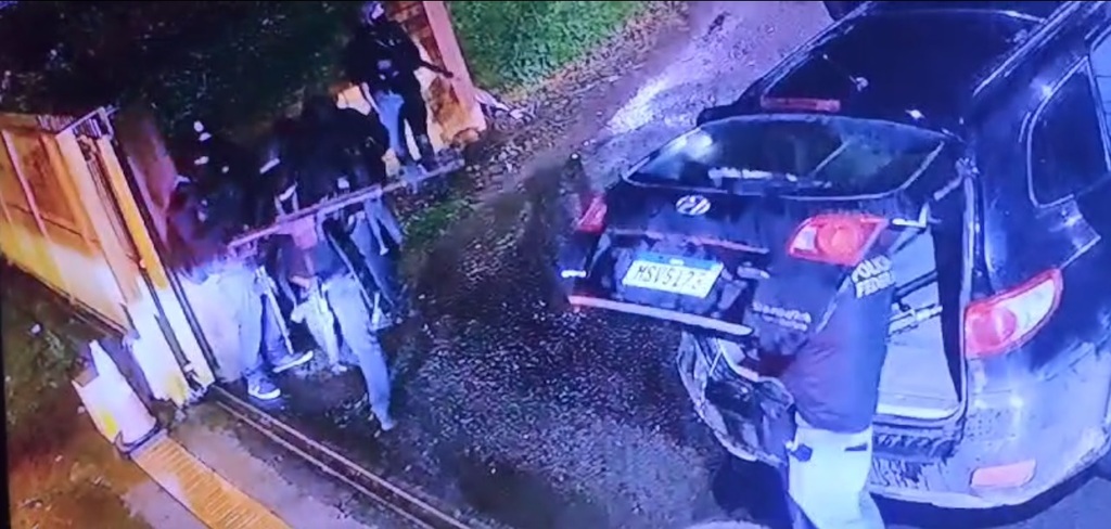 VÍDEO: Policial militar é morto em intenso tiroteio durante roubo a carro-forte no Aeroporto de Caxias. Assaltante teria morrido