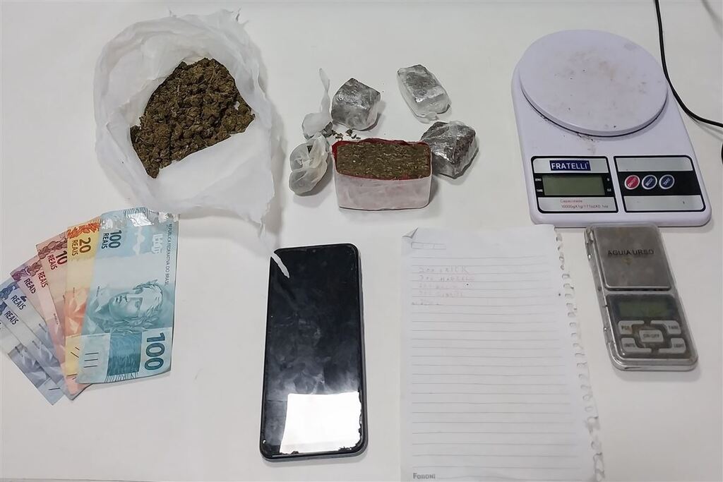 Foto: Brigada Militar - Material foi apreendido no apartamento onde estava o jovem