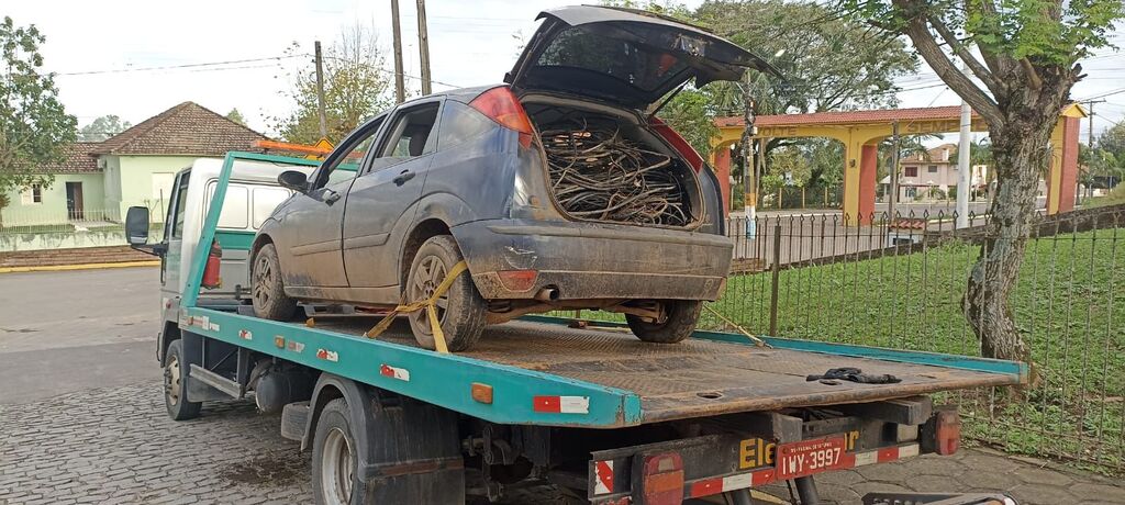 Veículo e celular de servidor público investigado por tráfico de drogas é apreendido em Dona Francisca