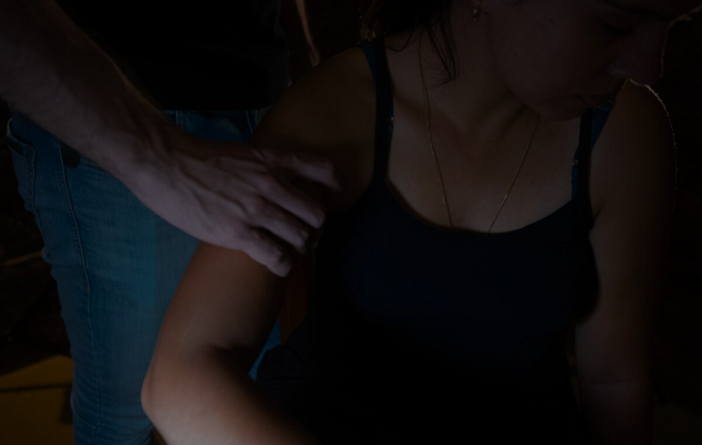 Homem agride companheira e ameaça colocar fogo na casa com ela e os filhos dentro em Santa Maria