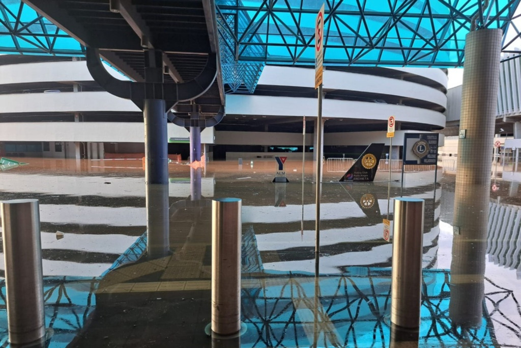 Aeroporto Salgado Filho vai reabrir para embarque e desembarque; voos permanecem em Canoas
