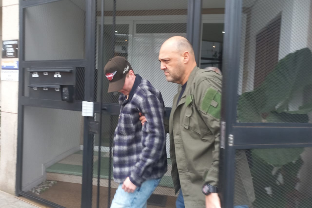 título imagem Caso Helenara: condenada pela morte da ex-namorada, Stéphanie Freitas é presa em Santa Maria nove anos após o crime