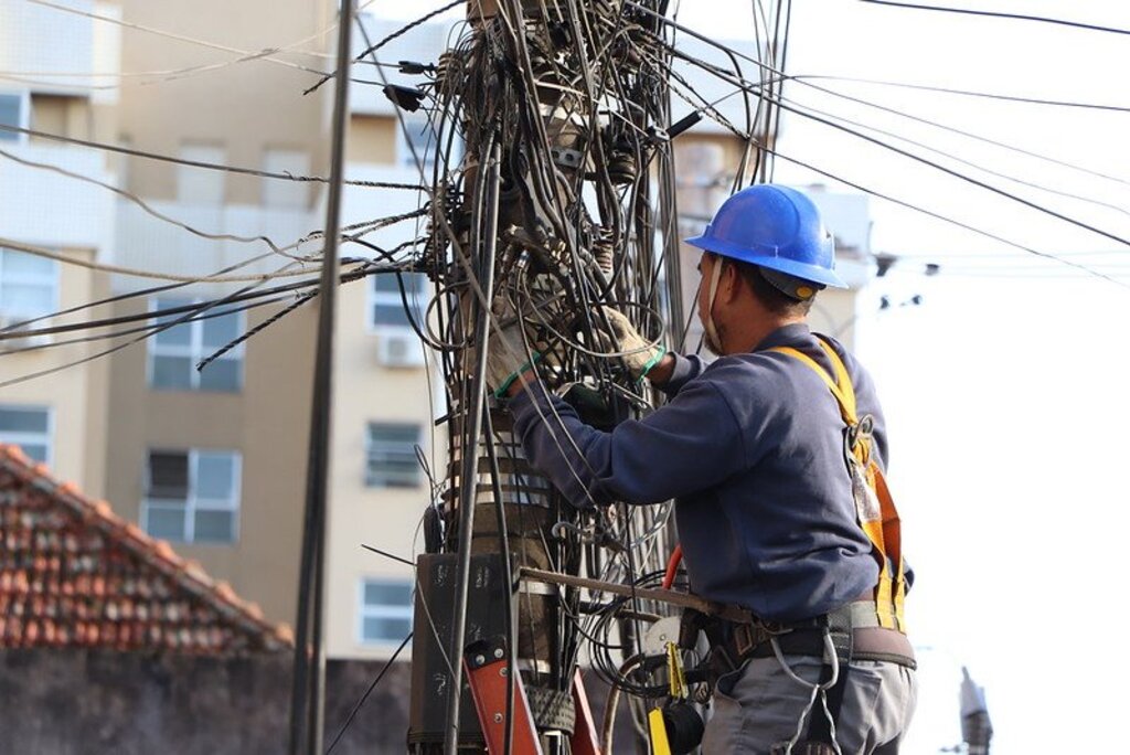 Mutirão recolhe 150 quilos de fios em desuso da Rua Riachuelo
