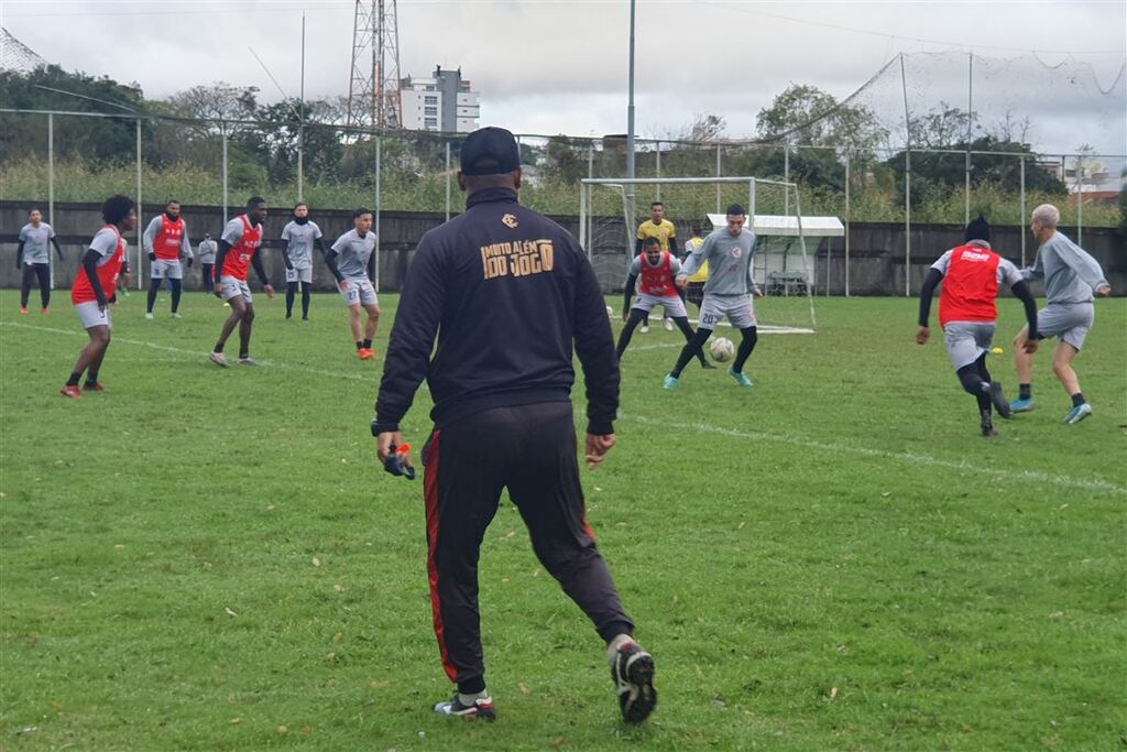 título imagem Inter-SM se prepara para enfrentar o Futebol Com Vida no sábado