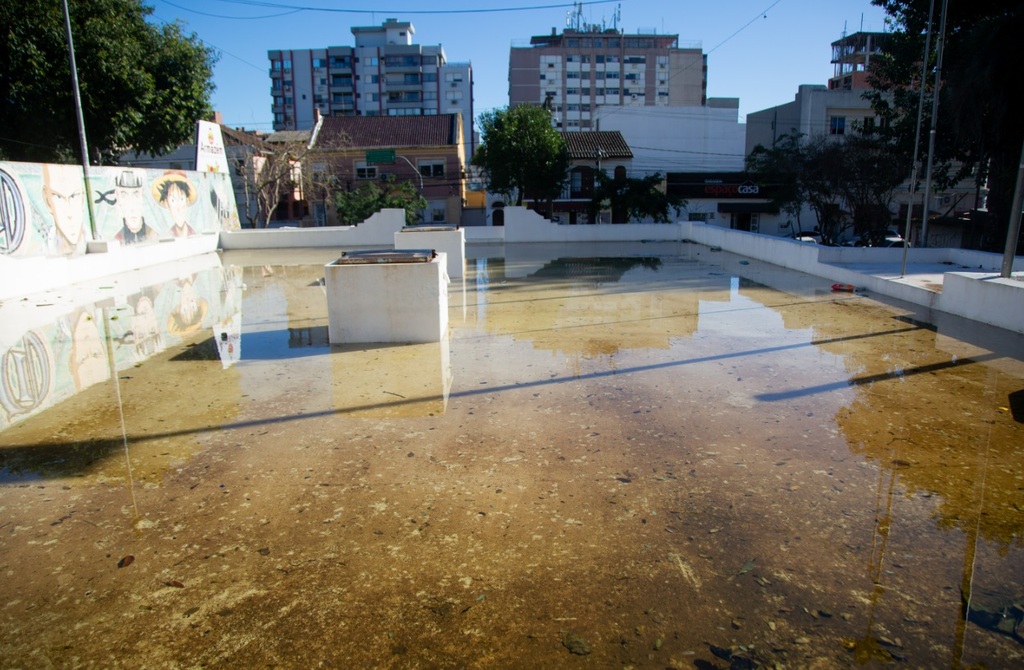 Água parada e lixo sobre reservatório da Corsan formam 