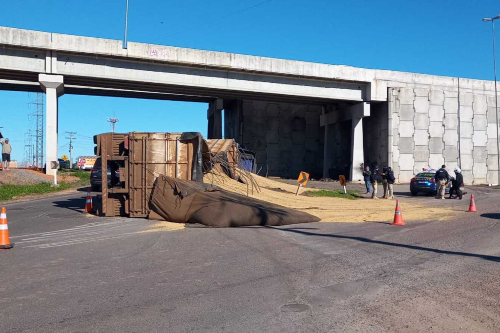 título imagem Caminhão carregado de soja tomba no trevo da Uglione e deixa motorista ferido; trânsito fica lento no local