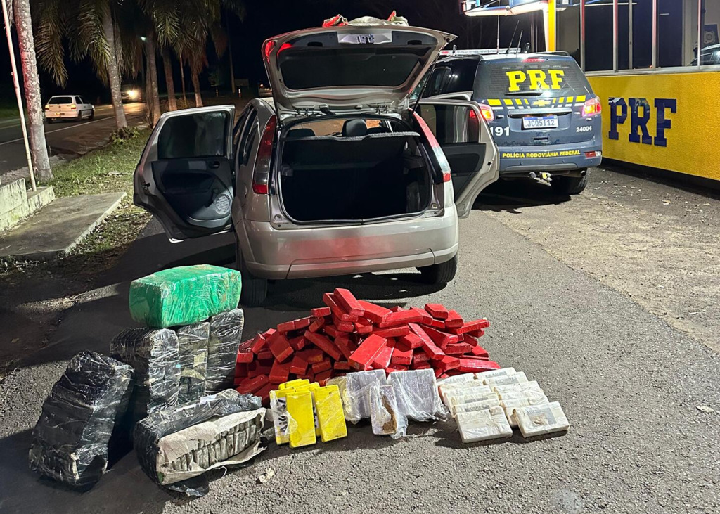 Homem é preso por transportar mais de 230 quilos de drogas dentro de carro, na BR-287, em Santiago Homem é preso por transportar mais de 230 quilos de drogas dentro de carro, na BR-287, em Santiago