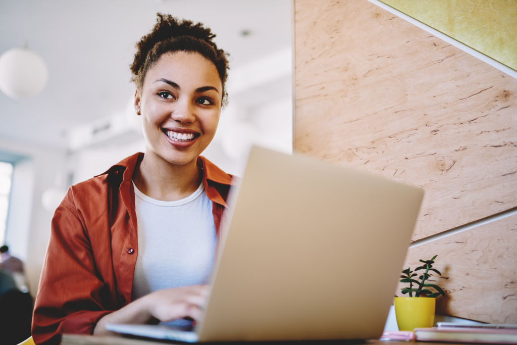 título imagem Com vagas gratuitas, Educação à Distância para Jovens e Adultos do Sesc RS recebe inscrições até 8 de julho