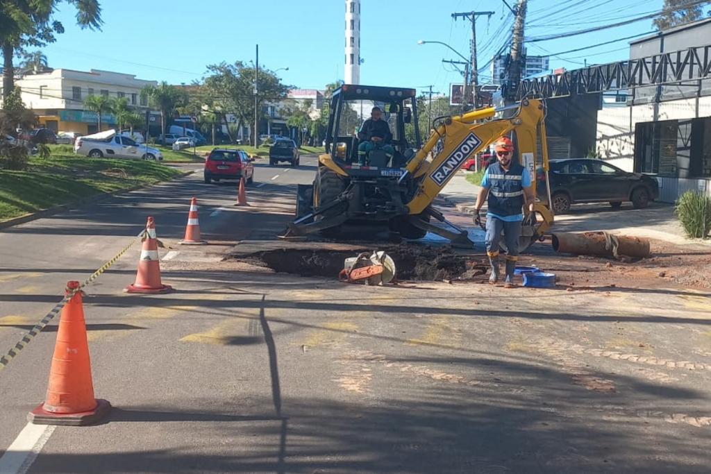título imagem Rompimento de adutora da Corsan provoca desabastecimento em bairros de Santa Maria e deixa trânsito em meia pista na Avenida Dores