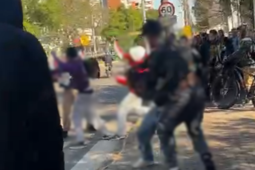 Dois adolescentes ficam feridos em briga com facão em frente a escola de Santa Maria