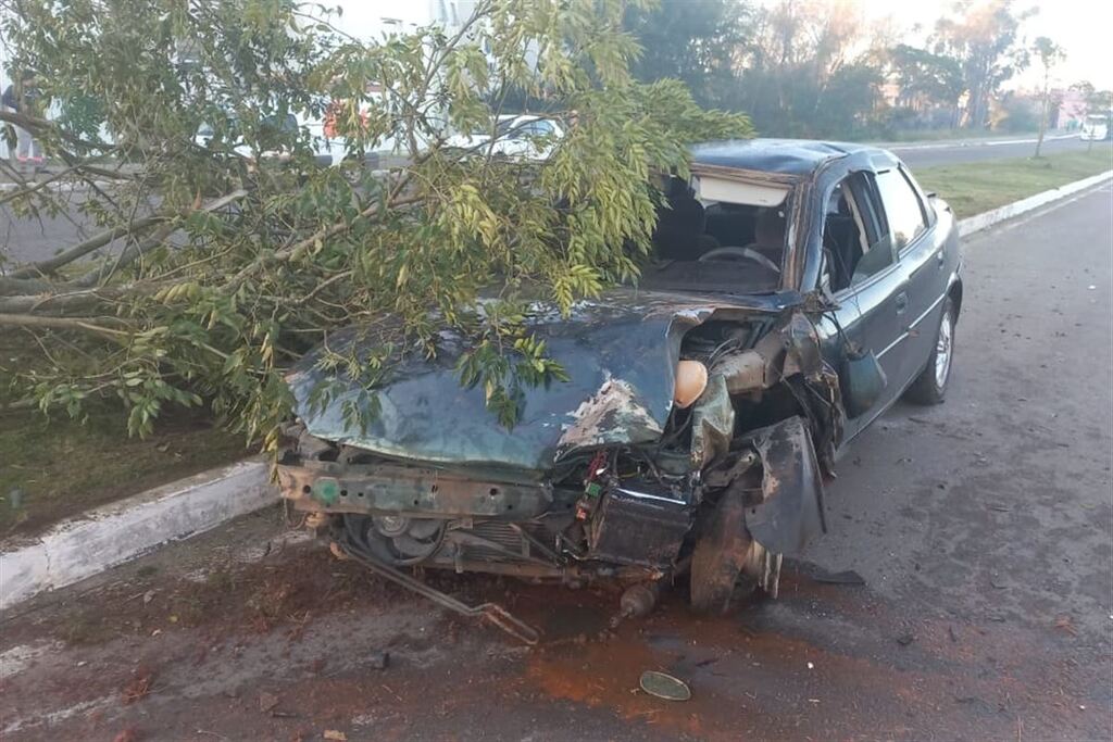 título imagem Motorista perde controle de carro e capota devido a forte neblina em Santa Maria