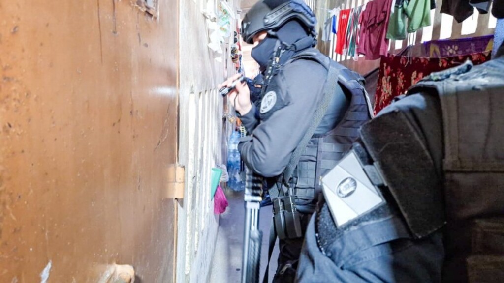 título imagem Celulares, carregadores e entorpecentes são apreendidos após revista geral na Pesm