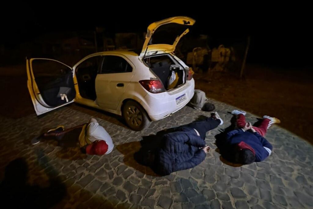 Criminosos que planejavam matar homem e taxista são presos em São Francisco de Assis