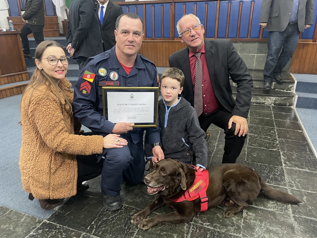 título imagem Cão Guapo, do Corpo de Bombeiros, recebe homenagem no Legislativo; em breve o herói de quatro patas deve se aposentar