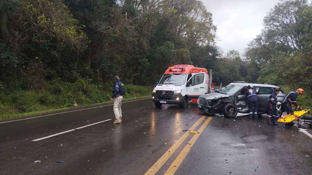 título imagem Duas pessoas ficam feridas após colisão entre carro e caminhão na BR-158, em Santa Maria