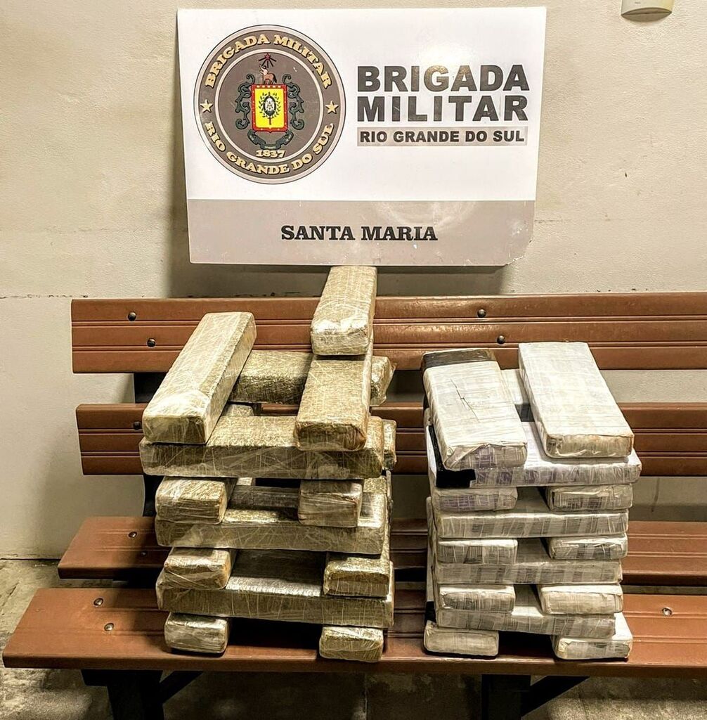 título imagem Brigada Militar apreende mais de 30 quilos de maconha que traficantes jogaram fora no Bairro Pinheiro Machado