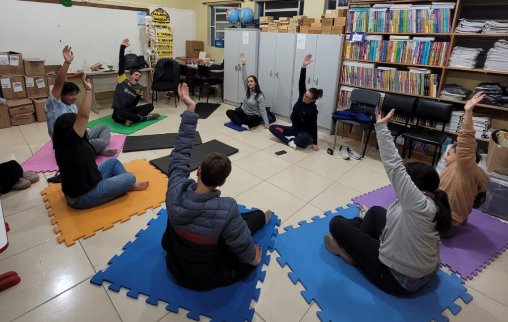 Projeto leva aulas de yoga para escola em Agudo; conheça os benefícios