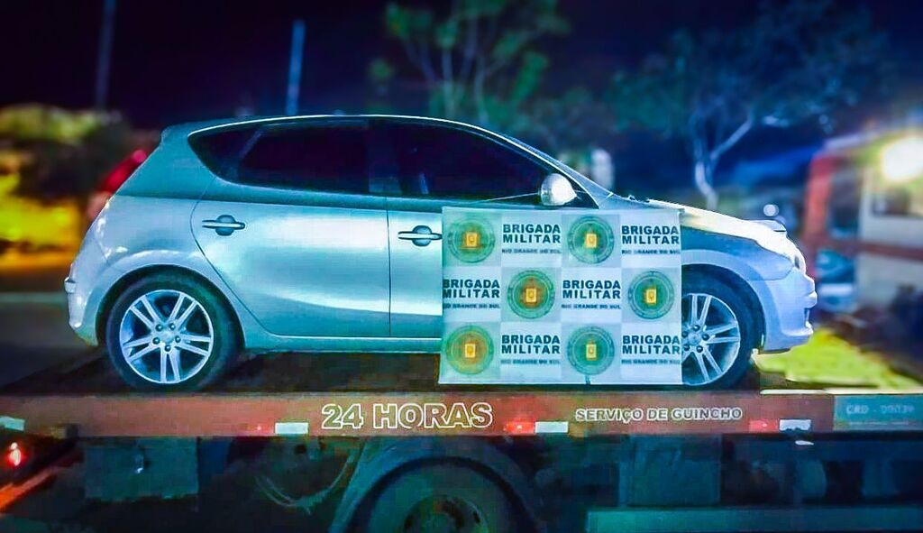 título imagem Jovens são presos com pistolas e diversas munições em veículo que trafegava na contramão em Santa Maria