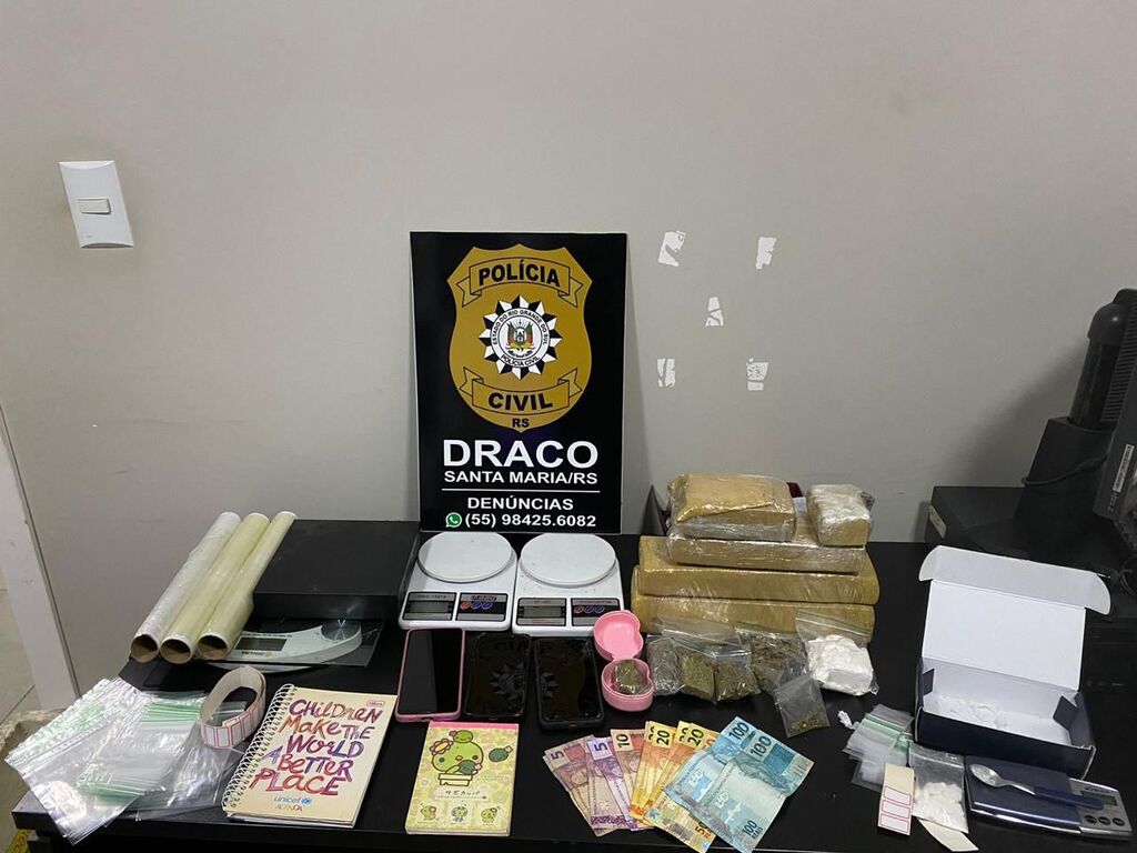 título imagem Jovem é presa com balanças de precisão, maconha e cocaína no Bairro Itararé