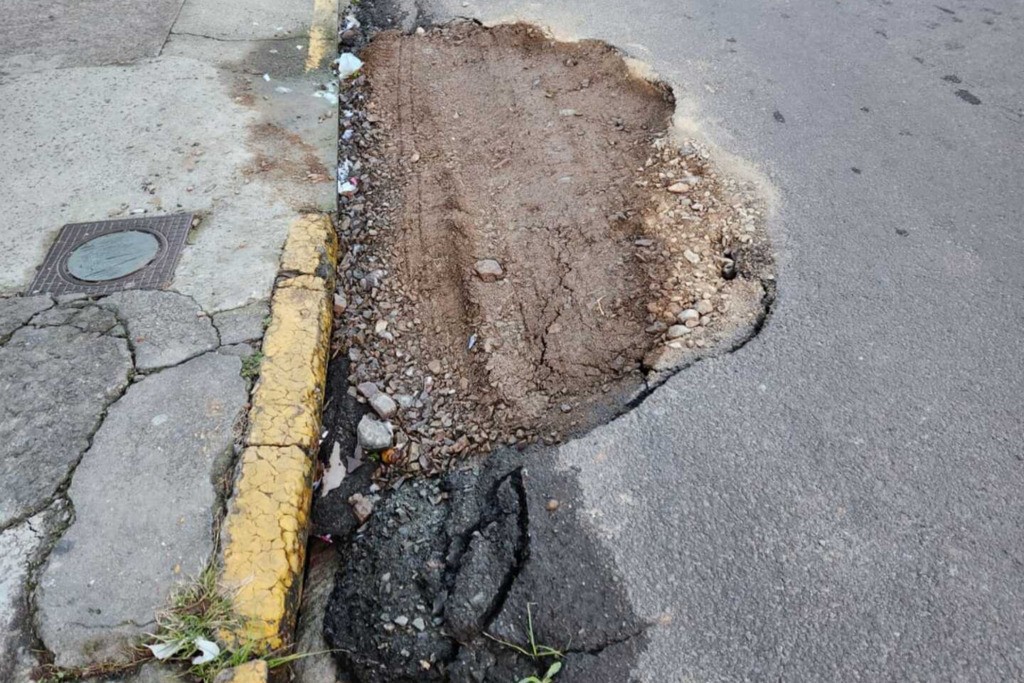título imagem Moradores de área central de Santa Maria relatam buracos em calçada e no asfalto; prefeitura e Corsan explicam a situação