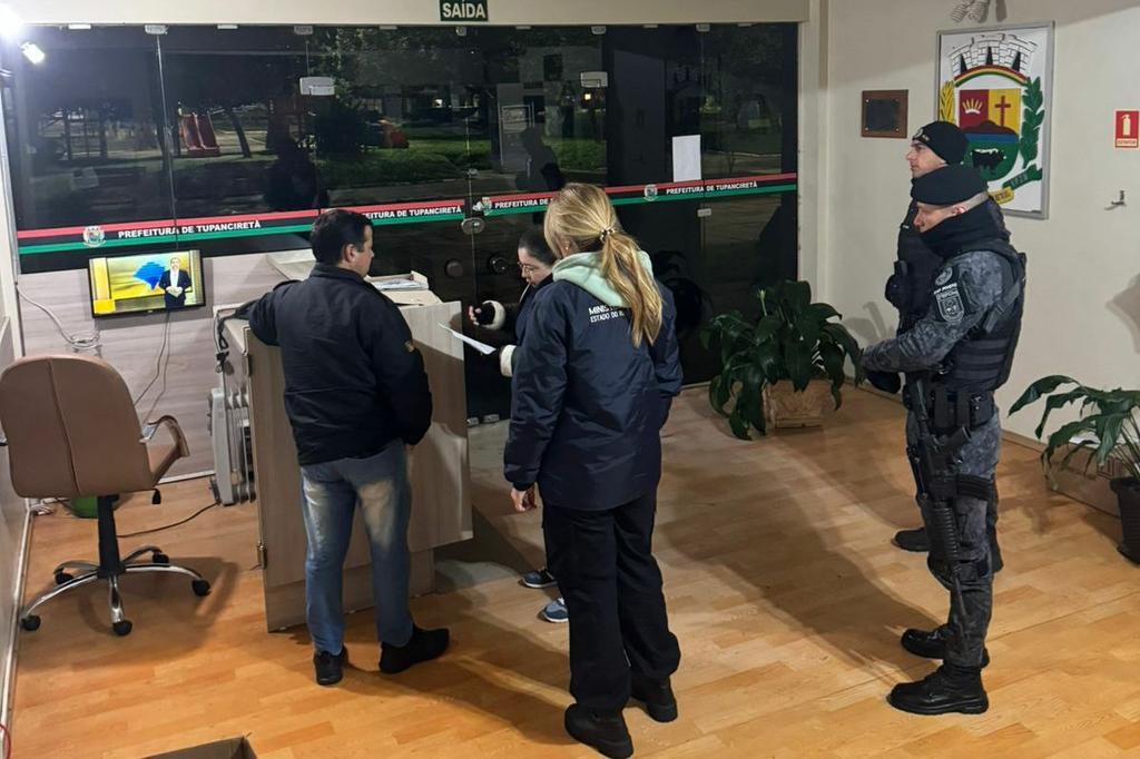 Foto: MPRS (Divulgação) - A Operação Trovão investiga possíveis delitos licitatórios e crimes de responsabilidade, tendo como alvos agentes públicos e empresários envolvidos em licitações e negociações suspeitas.