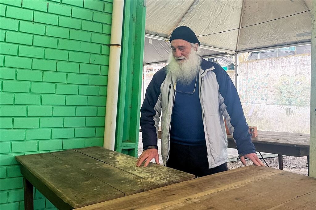Foto: Bibiana Pinheiro (Diário) - David Tatto estava arrumando seu espaço de exposição nesta quinta-feira.