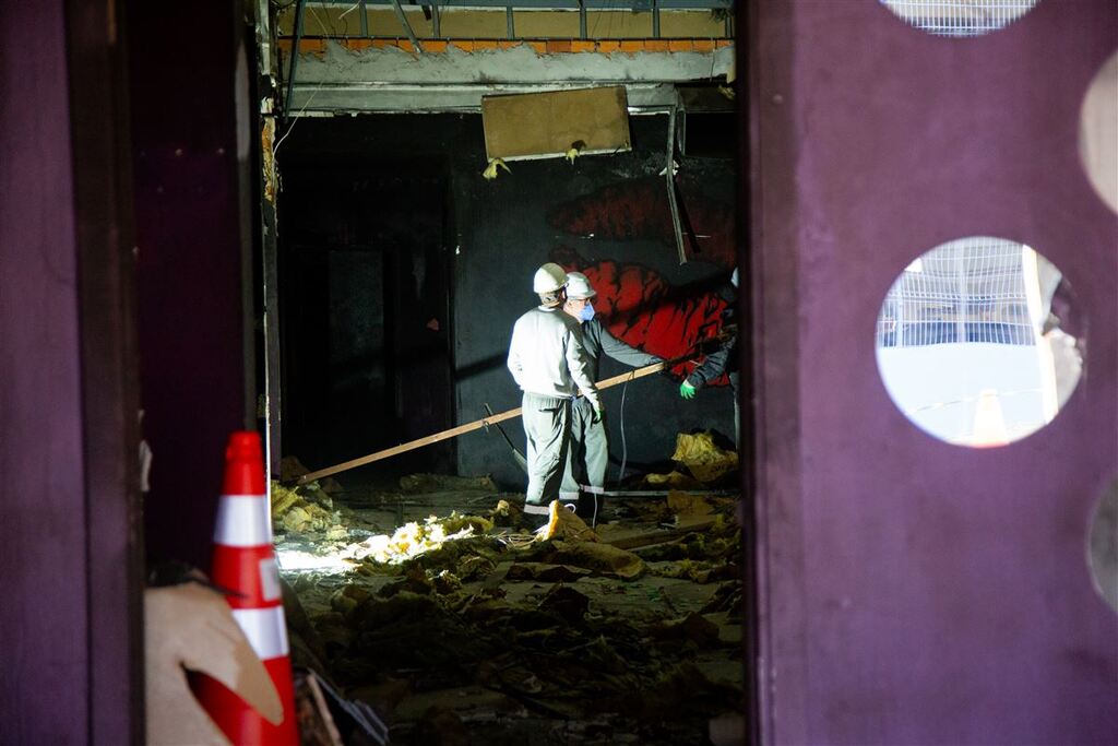 título imagem Obra no Memorial da Kiss inicia com retirada de materiais da boate; remoção completa da estrutura está prevista para 20 de julho